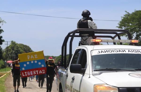 Fotografía de archivo donde se observan algunos migrantes de origen venezolano que caminan en caravana en su intento por llegar a la frontera norte en la ciudad de Tapachula, Chiapas (México).