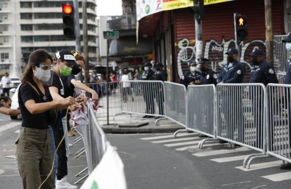 Unidades de la Policía Nacional colocaron una barrera metálica para impedir el ingreso de los manifestantes a la Asamblea Nacional.