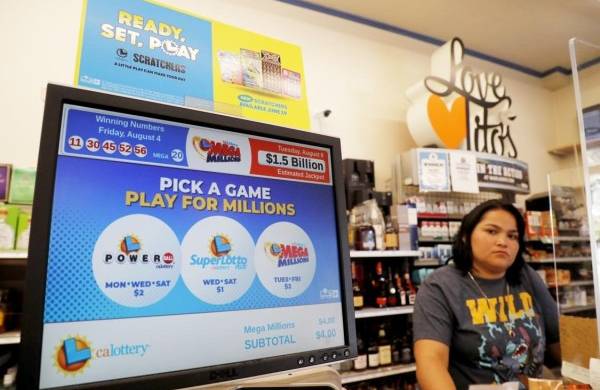 Una pantalla digital muestra el mayor premio mayor de la lotería Mega Millions de $1.5 mil millones en una tienda de donas en Oakland, California, EE.UU.