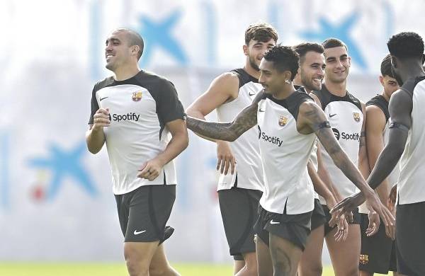 Recientemente, el mediocampista español del Barcelona Oriol Romeu (i) es recibido por sus compañeros en un entrenamiento cerca de Barcelona.