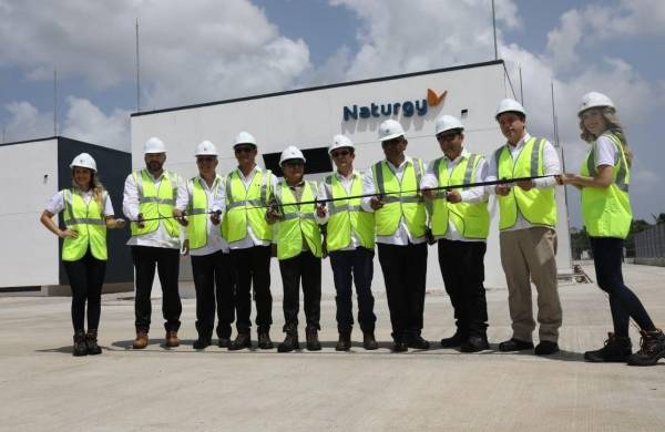 Ejecutivos de Naturgy y autoridades panameñas cortan la cinta de inauguración del nuevo eje eléctrico de Naturgy, ubicado en La Chorrera.