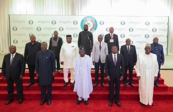 El presidente de Nigeria, Bola Ahmed Tinubu (c) y el resto de jefes de Estado y de Gobierno de la Comunidad Económica de Estados de África Occidental.