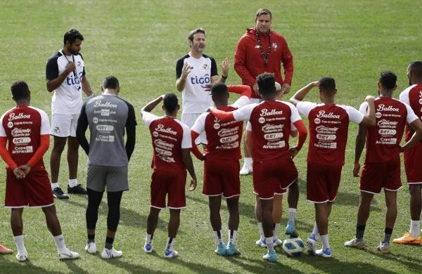 El seleccionador de fútbol de Panamá, el hispano-danés Thomas Christiansen (c), habla con sus jugadores