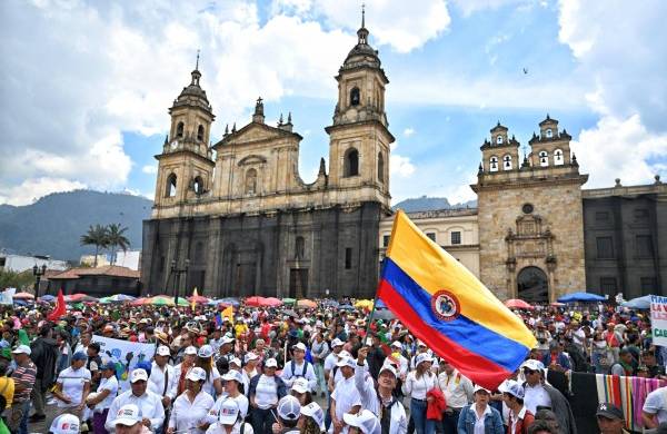 Con pañoletas, banderas, bastones de mando e instrumentos musicales, los indígenas se congregaron en la céntrica Plaza de Bolívar.