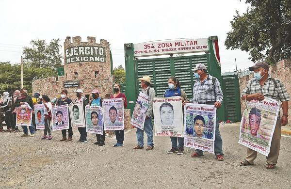 Familiares de los 43 desaparecidos de Ayotzinapa durante una manifestación.