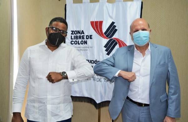 El gerente de la Zona Libre de Colón, Giovanni Ferrari (der.) y el cónsul de República Dominicana en Panamá, Robert Polanco (izq.)