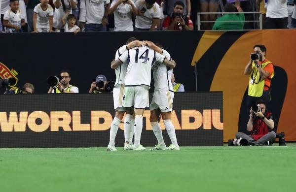 Jugadores del Real Madrid celebran un gol contra el Manchester United.