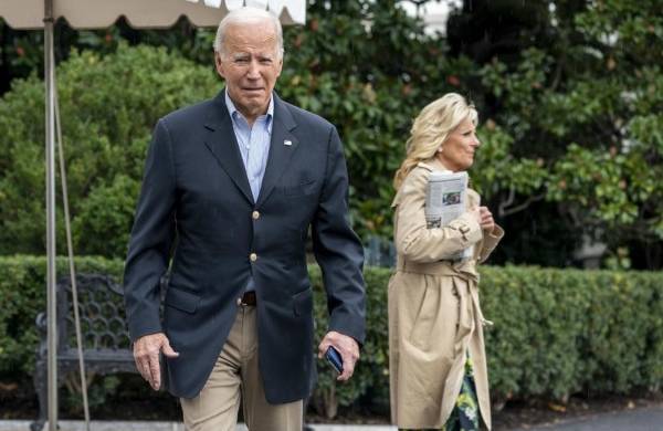 El presidente de EE.UU., Joe Biden, y su esposa, Jill Biden, salen de la Casa Blanca para visitar Puerto Rico, este 3 de octubre de 2022.