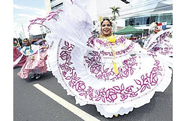 La pollera, considerada el traje típico del país, se hizo presente durante los desfiles de este lunes.