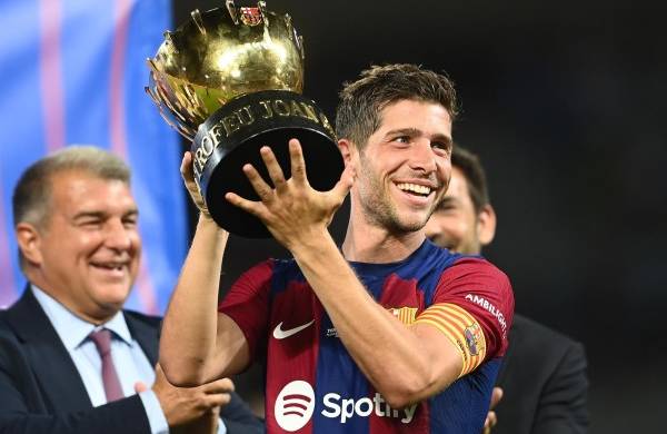 El centrocampista del Barcelona #20 Sergi Roberto levanta el premio del Trofeo Joan Gamper.