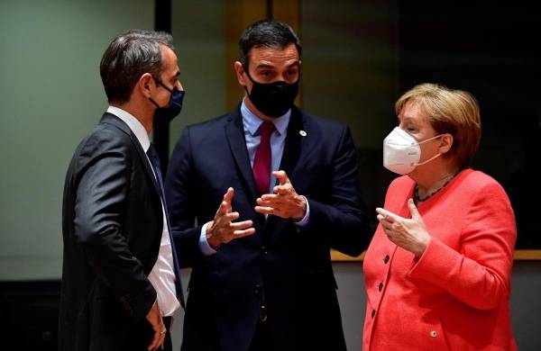El primer ministro griego Kyriakos Mitsotakis conversa con la Canciller alemana Angela Merkel conversa y el presidente español Pedro Sánchez