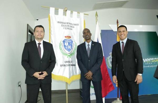 Edwin Remolina, magister en Criminalística de Colombia (i), Mario Brathwaite, magister en Criminalística panameño (c) y Abdel A. Rivera, coordinador de mestrías de la Umecit.