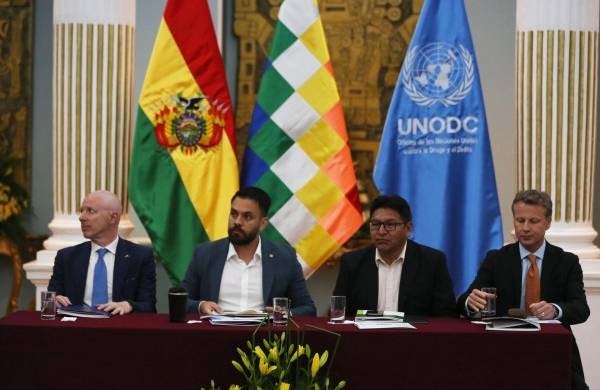 De izq. a der. El embajador de la delegación de la UE en Bolivia, Michael Doczy, el ministro de gobierno, Eduaro del Castillo, el viceministro de exteriores, Freddy Mamanie y otros funcionarios en Bolivia.
