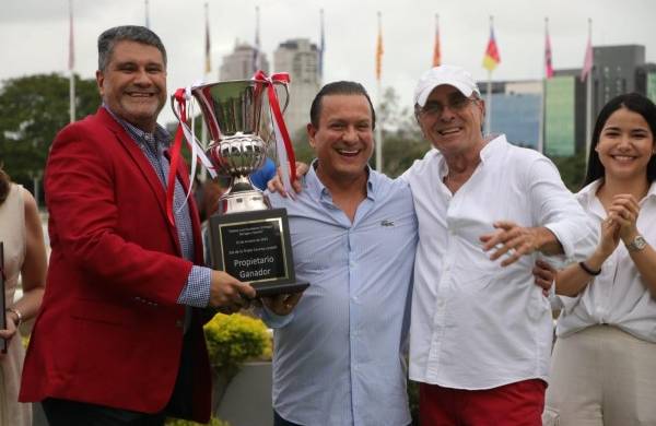 Andrés Farrugia Jr., a nombre de la familia homenajeada, entrega la copa del triunfo a Manuel Grimaldo.
