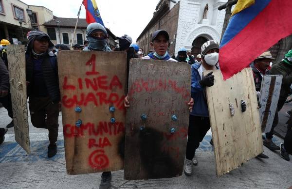 Manifestantes marchan pacíficamente hoy, en el marco de las manifestaciones antigubernamentales, en Quito (Ecuador)