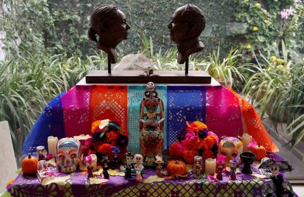 Un altar de Día de Muertos para honrar al fallecido escritor colombiano y Nobel de Literatura Gabriel García Márquez y su esposa Mercedes Barcha