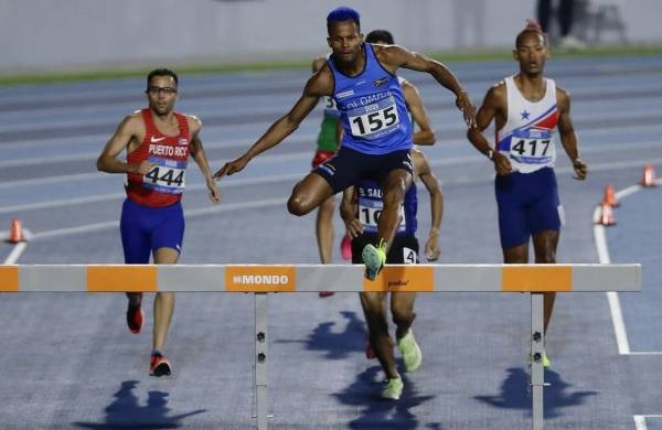 Carlos Sanmartín (c) de Colombia compite hoy, en los 3,000m con obstáculos masculino en los Juegos Centroamericanos y del Caribe en San Salvador.