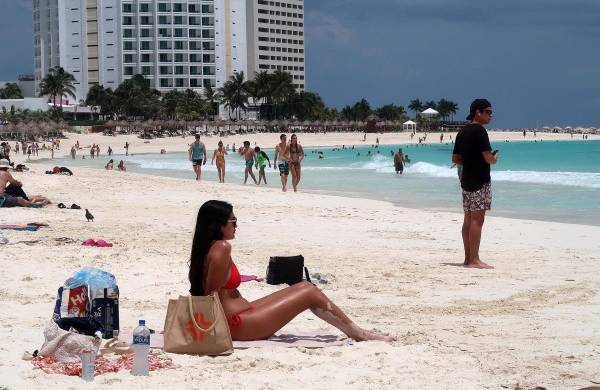 Turistas disfrutan en una playa, el 9 de noviembre de 2023 en Cancún,