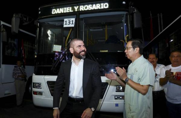 Esta imagen publicada por la Presidencia de Nicaragua muestra al hijo del presidente de Nicaragua, Daniel Ortega, Laureano Ortega, asistiendo a una ceremonia en la que el país recibió 250 autobuses de China en Managua el 17 de noviembre de 2023.