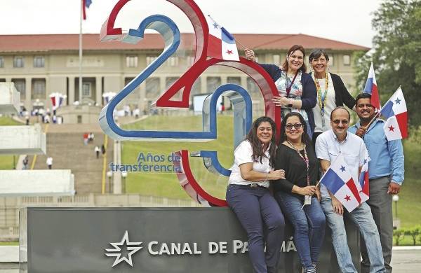 Panameños en la sede de la Administración del Canal.