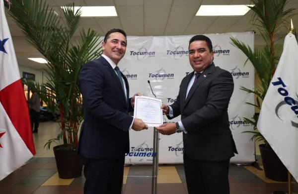 Raffoul Arab, gerente general del Aeropuerto Internacional de Tocumen (i) junto a Gustavo Pérez, director general de la Autoridad de Aeronáutica Civil de Panamá (d).