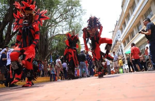 El domingo danzaron cuatro tipos de diablos: Diablo Congo o tun tun, Diablo Espejo, Diablico Sucio de la Villa de Los Santos y el Gran Diablo de la Chorrera.