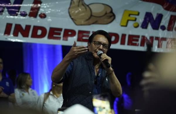 El candidato presidencial Fernando Villavicencio habla durante un mitin de campaña, minutos antes de ser asesinado, en Quito (Ecuador).
