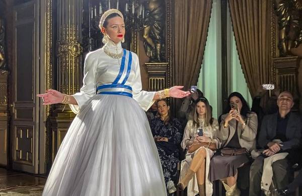 Una modelo desfila una creación inspirada en Eva Perón durante la presentación de una colección diseñada por el argentino Pablo Ramírez.