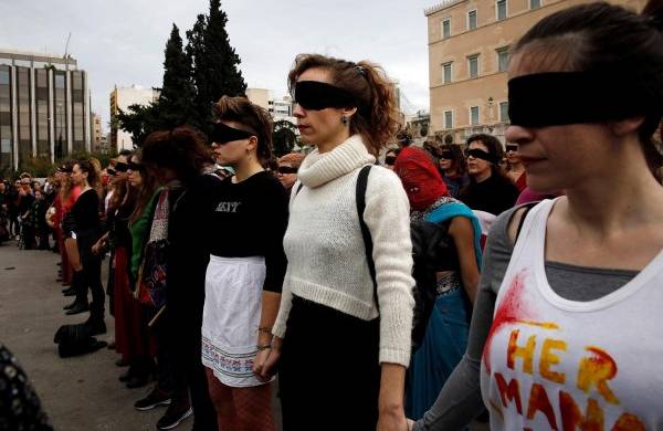 Cientos de mujeres interpretan Un violador en tu camino en centro de Atenas