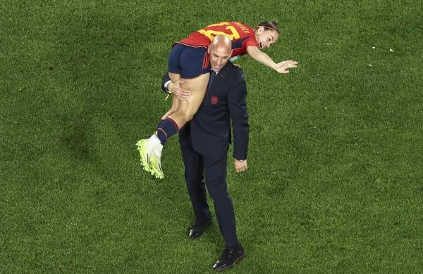 En esta foto del 20 de agosto Rubiales carga a la futbolista Athenea del Castillo tras ganar España el Mundial Femenino de Fútbol.