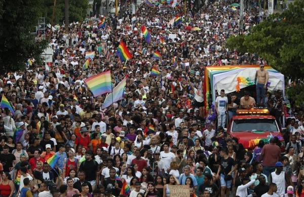 Cientos de personas participan de la marcha del Orgullo LGBTIQ+, en Cali (Colombia), en una fotografía de archivo.