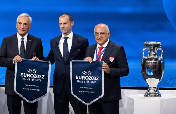 El presidente de la UEFA, Aleksander Ceferin (c.), junto con Gabriele Gravina (i.), Presidente de la Federación Italiana de Fútbol y Mehmet Buyukeksi (d.), presidente de la Federación Turca de Fútbol.