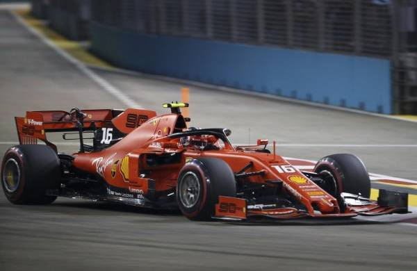 El piloto de Ferrari Charles Leclerc conduce su automóvil en la ronda de calificaciones para el GP de Singapur en el Circuito Marina Bay City (AP Foto/Vincent Thian)
