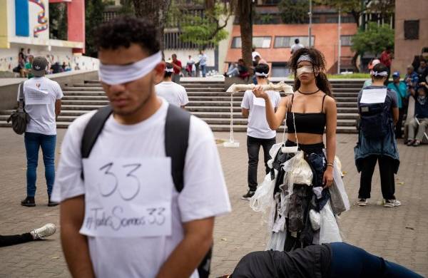 Activistas participan hoy, en una protesta contra la criminalización de la comunidad LGBT, en Caracas (Venezuela)