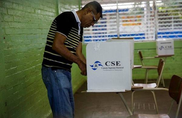 Un nicaragüense vota, en una fotografía de archivo fechada el 5 de noviembre de 2017.