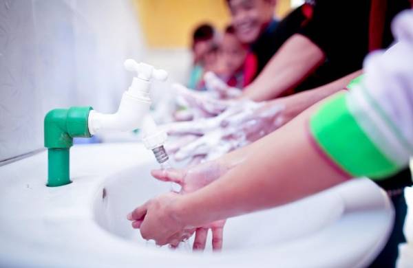 Hay que educar a los niños sobre la imprtancia del lavado de manos.