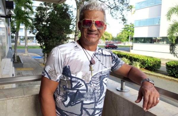 El salsero puertorriqueño Anthony Colón posa durante una entrevista con EFE en San Juan (Puerto Rico).