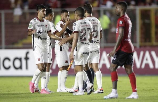 Jugadores de Alajuelense se despiden al final de un partido de la Copa Centroamericana entre San Miguelito y Alajuelense este 24 de agosto de 2023.