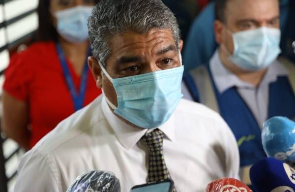 El ministro de Salud, Luis Sucre, durante un recorrido por la Estación del Metro de Panamá en la 5 de Mayo.