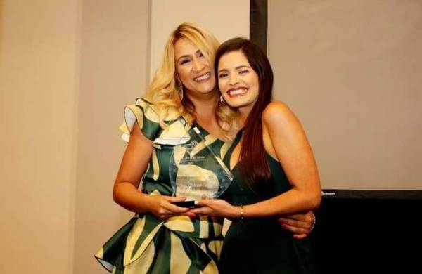 Yaitza Camaño (i) recibe el premio reconocimiento especial Nueva Sange Hípica