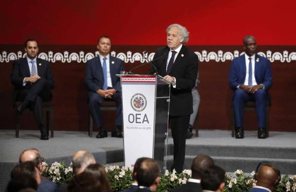 El secretario general de la Organización de Estados Americanos (OEA), Luis Almagro, pronuncia hoy un discurso durante la inauguración de la 52 Asamblea General de la OEA, en Lima (Perú)