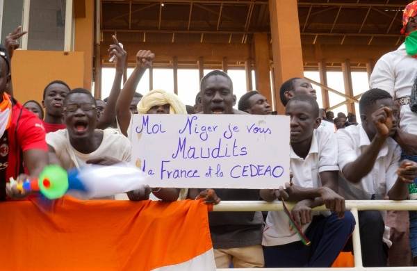 Simpatizantes nigerinos del golpe de estado muetran el pasado 6 de agosto un cartel en el que se puede leer Yo, Níger, maldigo a Francia y a la Cedeao (Comunidad Económica de Estados de África Occidental).