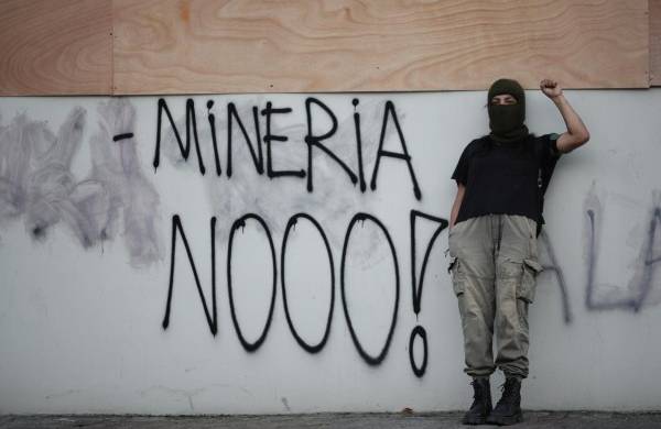 Un manifestante participa en una nueva jornada de protestas contra el contrato ley con Minera Panamá hoy, en Ciudad de Panamá.