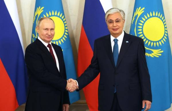 El presidente ruso, Vladimir Putin (I), y su homologo kazajo, Kasim-Yomart Tokáyev, se estrechan la mano durante una reunión en la residencia presidencial de Akorda en Astaná.