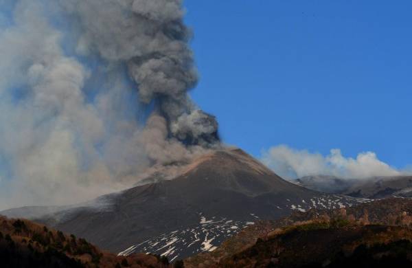 Fotografía de archivo del volcán Etna entrando en erupción desde el cráter sureste de Catania, Sicilia, Italia. en abril de 2021.