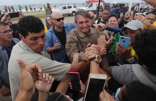 El presidente brasileño, Jair Bolsonaro, saluda a sus simpatizantes durante un mitin en caravana en Salvador, estado de Bahía, Brasil.