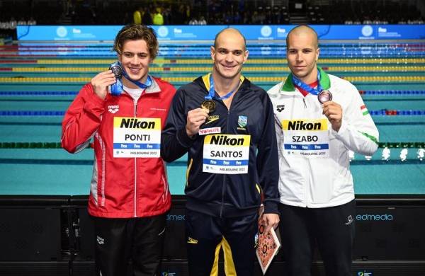 El veterano nadador brasileño Nicholas Santos revalidó a sus 42 años y 10 meses, el título de campeón de los 50 mariposa.