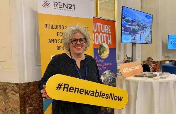 Rana Adib, la directora ejecutiva de REN21, sostiene un cartel con el hashtag RenewablesNow (Renovables ahora), este viernes durante la celebración del Foro Internacional de Energía y Clima celebrado en Viena esta semana.