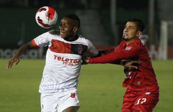Wilson Godoy (d) de Malacateco disputa el balón con Thomas Rodríguez de Sporting SM, en un partido de la Liga Concacaf entre Malacateco y Sporting SM en el estadio Pensativo en Antigua (Guatemala).