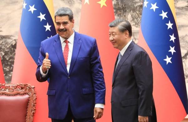 Fotografía cedida por Prensa Miraflores que muestra al presidente venezolano, Nicolás Maduro (i), durante una reunión con el presidente de China, Xi Jinping.